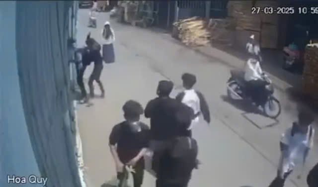 Điều tra vụ nam sinh bị đánh gục bên đường ở Đồng Nai