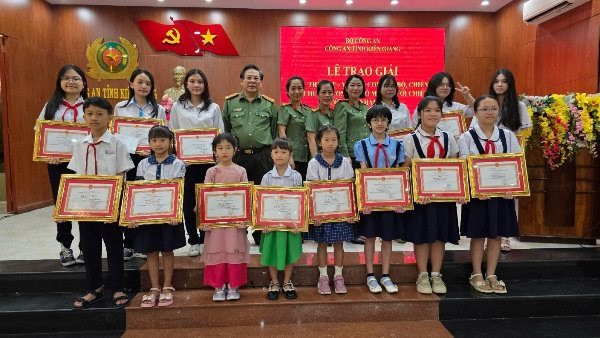 Trao giải cuộc thi viết – vẽ chủ đề ‘Con yêu bố mẹ - Người chiến sĩ Công an nhân dân’