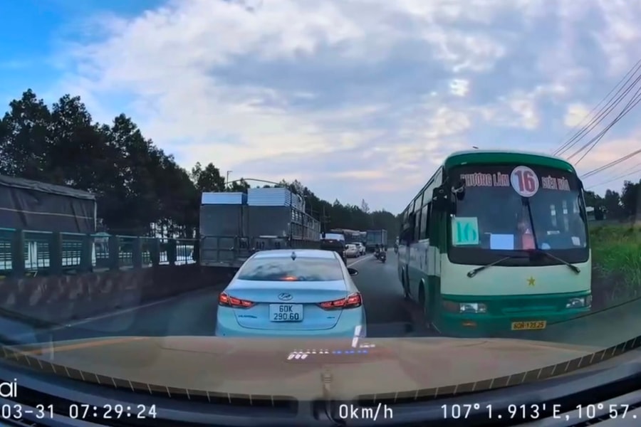 Xe buýt ở Đồng Nai đi ngược chiều trong giờ cao điểm khiến nhiều người bức xúc