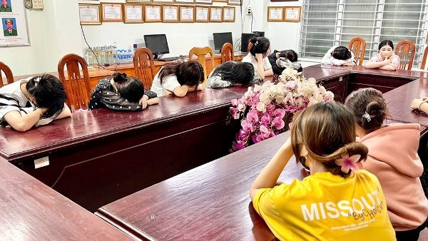 An Giang: Bắt giam 8 người môi giới mại dâm
