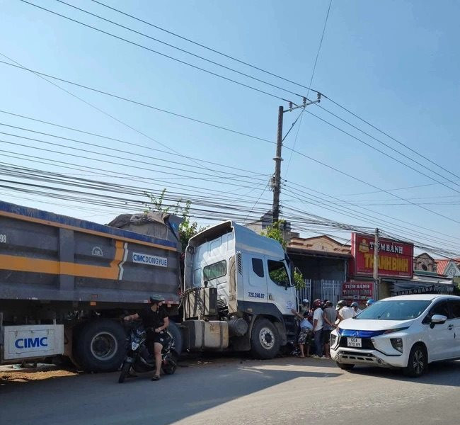Xe đầu kéo tông 7 chỗ và xe máy làm 1 người tử vong
