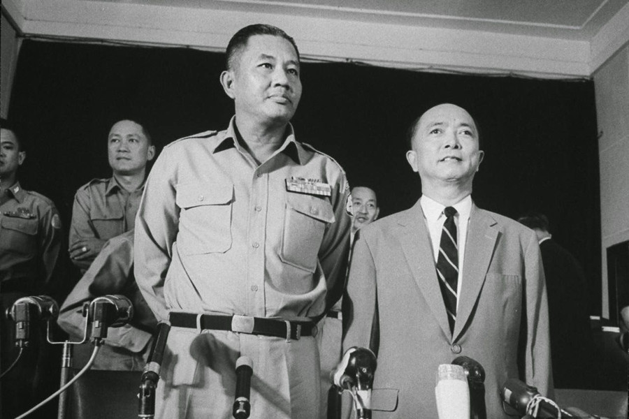 Kỷ niệm 50 năm ngày thống nhất đất nước Kỳ 2: Chính quyền Sài Gòn thay người vác cờ trắng đầu hàng