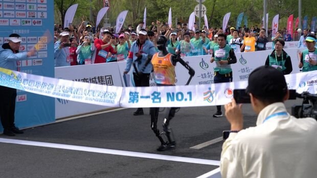 Cuộc đua bán marathon đầu tiên cho robot hình người: Chỉ 4 trên 21 về đích, 1 robot vỡ thành từng mảnh