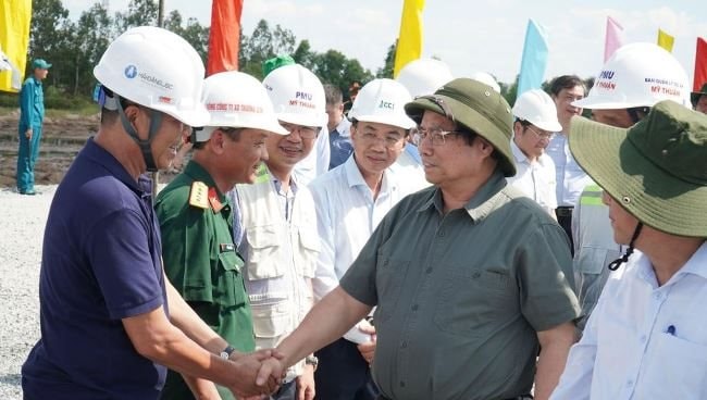 Thủ tướng kiểm tra tiến độ cao tốc Bắc - Nam đoạn qua Cà Mau