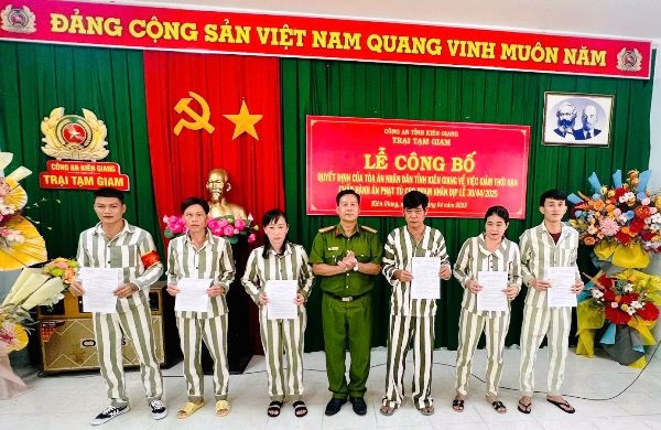 Công an Kiên Giang công bố quyết định giảm án tù dịp lễ 30.4