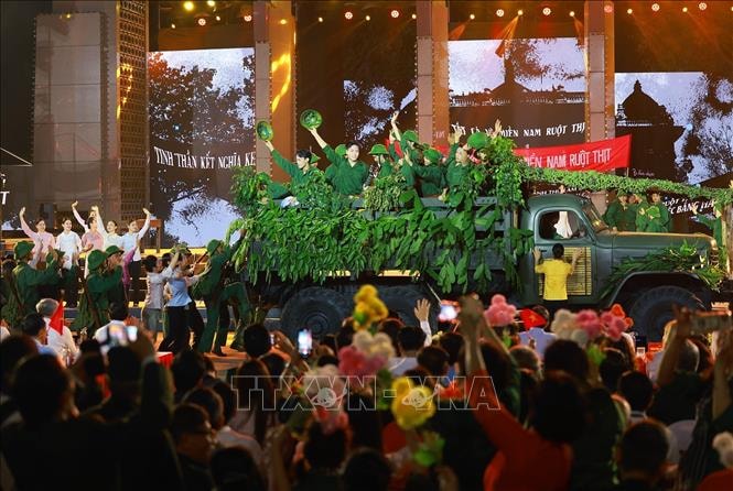 Lãnh đạo Đảng, Nhà nước dự chương trình cầu truyền hình 'Vang mãi khúc khải hoàn'