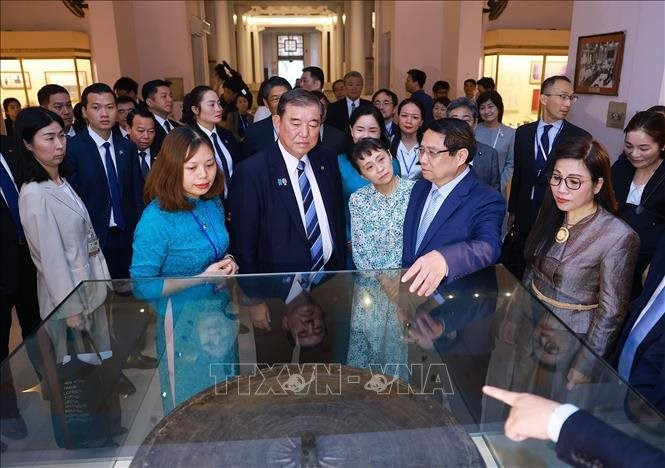 Thủ tướng Phạm Minh Chính và Thủ tướng Nhật Ishiba Shigeru thăm Bảo tàng Lịch sử quốc gia