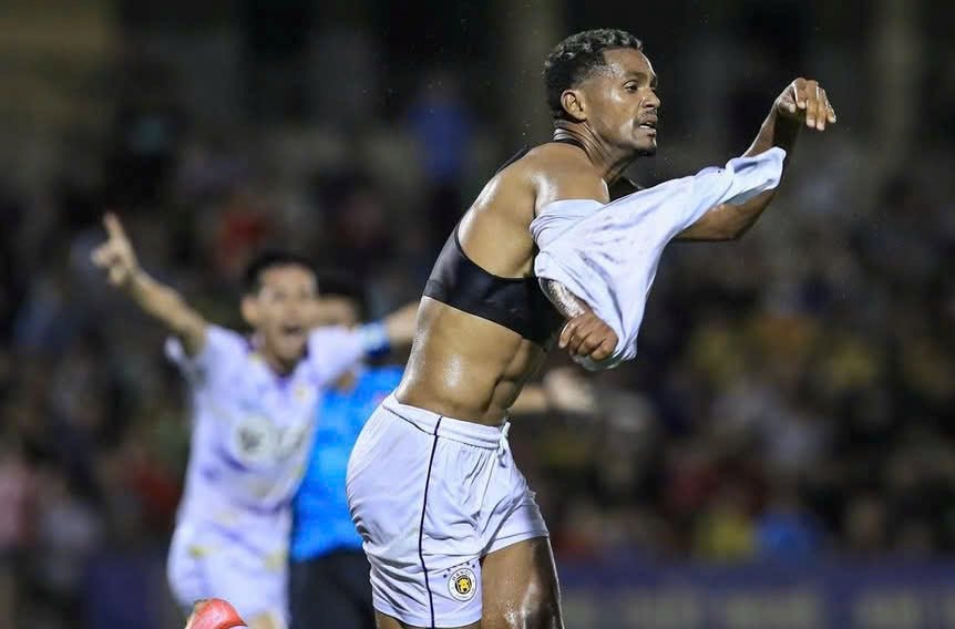 Đỉnh và đáy V-League: Nghiệt ngã, hạnh phúc phút bù giờ