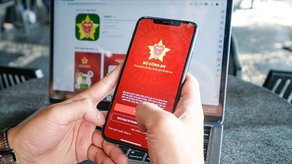 Đông đảo người dân góp ý dự thảo sửa đổi Hiến pháp năm 2013 qua VNeID