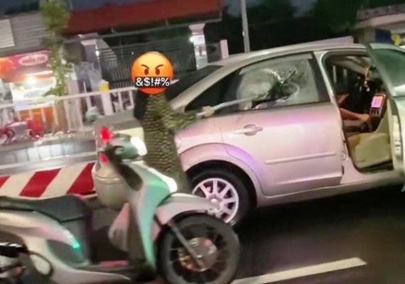 Đồng Tháp: Xác minh clip người phụ nữ cầm gậy đập bể kính xe ô tô trên đường