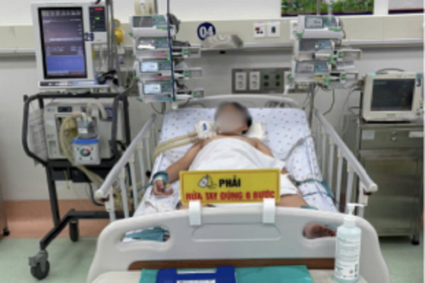 Hít phải hóa chất trong xe hơi, bé trai 13 tuổi bị nguy kịch