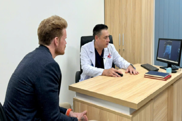15 năm điều trị khắp nơi trên thế giới không hết bệnh, người đàn ông Mỹ qua Việt Nam được chữa khỏi