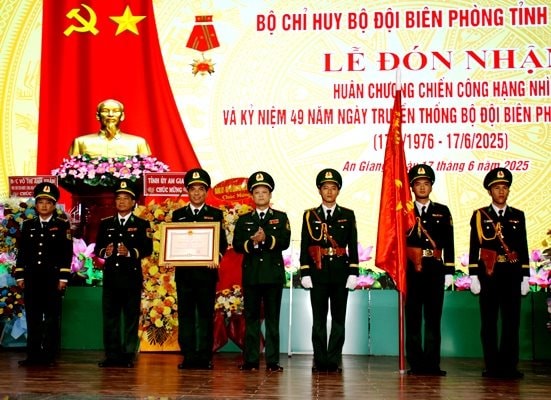 Bộ đội biên phòng An Giang nhận Huân chương Chiến công hạng nhì