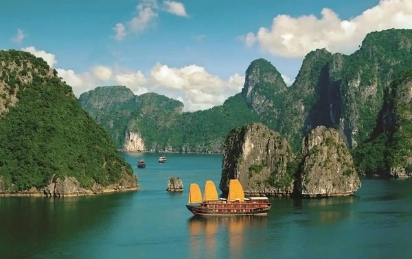 Giám sát chất lượng nước biển vịnh Hạ Long bằng công nghệ viễn thám