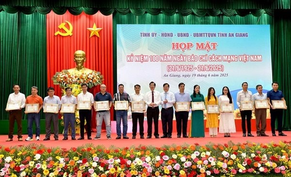 Phóng viên tạp chí điện tử Một Thế Giới nhận bằng khen của Chủ tịch tỉnh An Giang