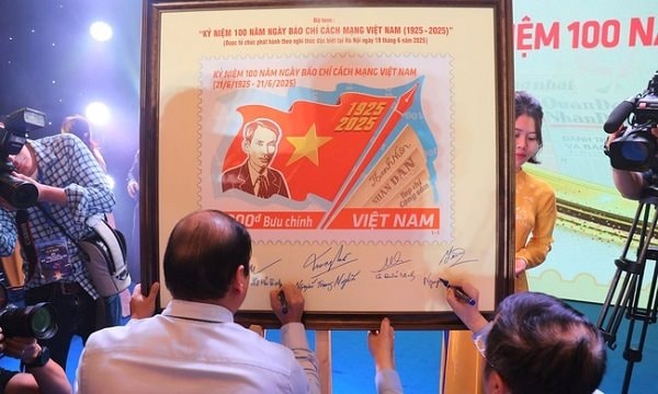 Phát hành bộ tem kỷ niệm 100 năm báo chí cách mạng Việt Nam