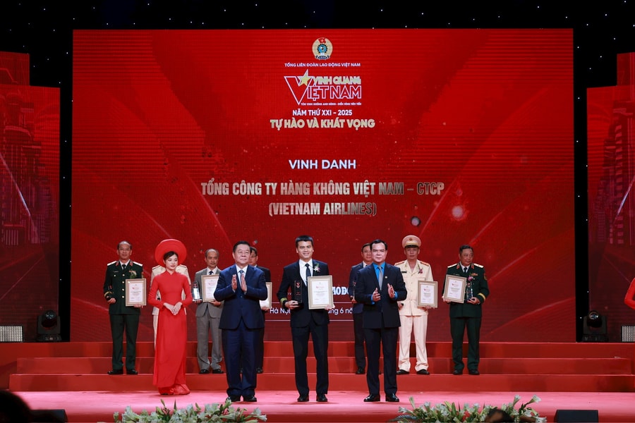 Vietnam Airlines được vinh danh tại chương trình 'Vinh quang Việt Nam 2025'