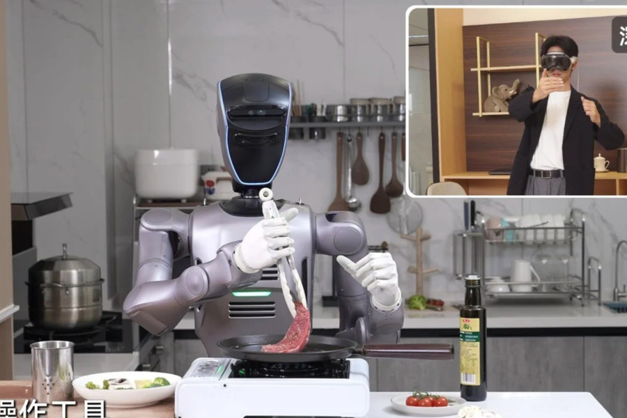 Kỳ tích điều khiển robot hình người nấu bít tết từ xa 1.800km qua thực tế ảo