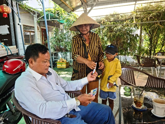 Xót xa ước mơ đến trường của cậu bé bán vé số 6 tuổi ở An Giang