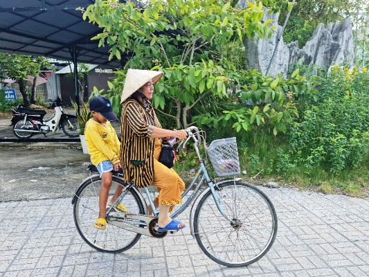 Lãnh đạo phường Long Xuyên lên tiếng sau bài viết bé bán vé số 6 tuổi ở An Giang