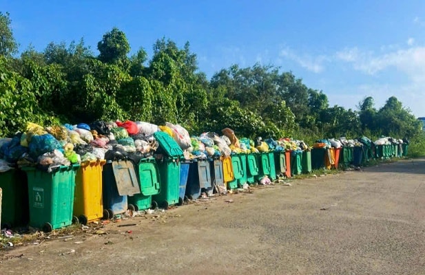 Cà Mau: Nhà máy rác ngưng tiếp nhận, rác thải đầy trên đê Biển Tây