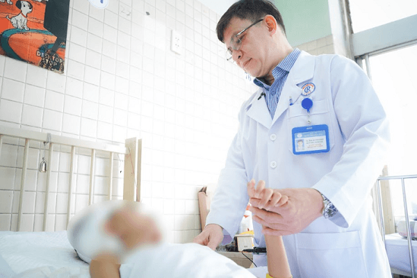 Cứu sống bé trai 10 tuổi bị nhánh cây rơi gây vỡ sọ