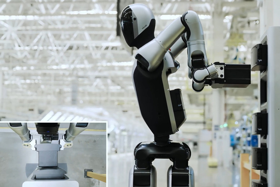 Robot hình người đầu tiên có khả năng tự thay pin, làm việc 24/7 không cần nghỉ
