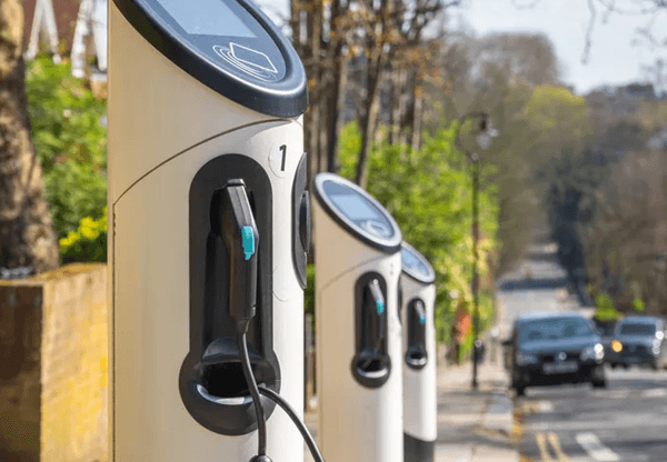 London: Xử lý dây sạc gây nguy hiểm cho người đi bộ