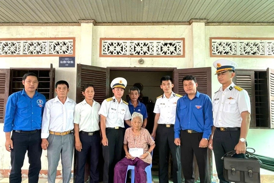 Tuổi trẻ Vùng 2 Hải quân chào mừng Đại hội đại biểu Đảng bộ Quân chủng