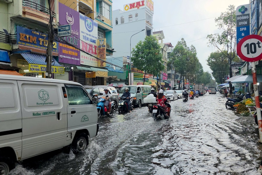 Cần Thơ: Mưa to là đường phố nội đô ngập như sông