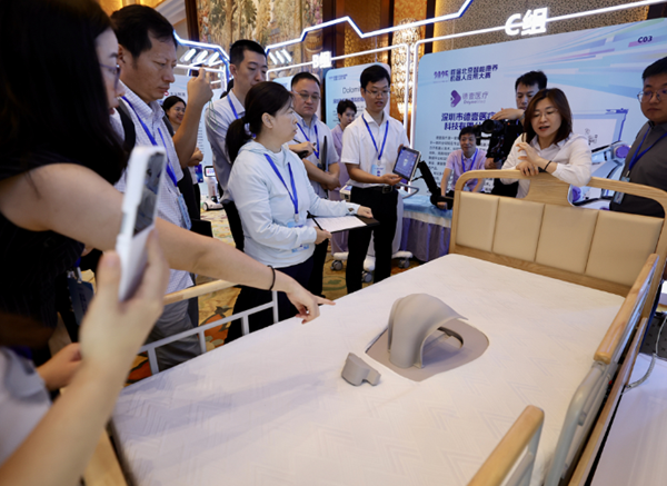 Bắc Kinh lần đầu tổ chức cuộc thi robot chăm sóc người cao tuổi