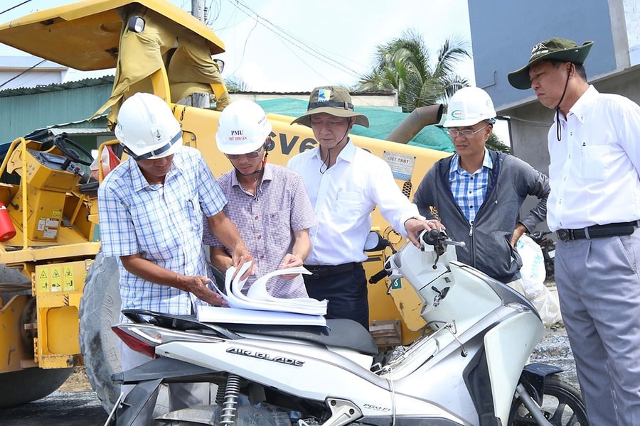 Khẩn trương khắc phục ngập nước ven đường dẫn lên cầu Rạch Miễu 2