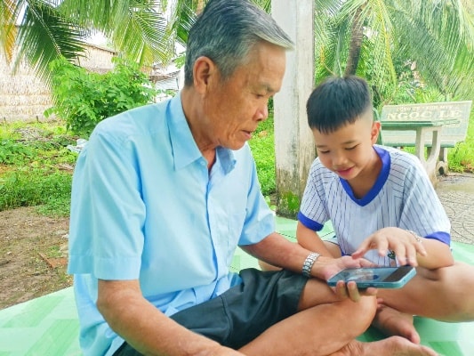Người già 'phổ cập' công nghệ số: Ai sợ mới thấy khó
