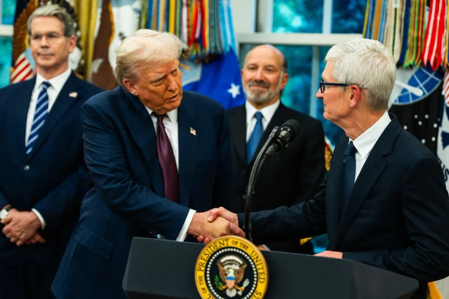 Cách Tim Cook thuyết phục ông Trump tạm gác sản xuất iPhone ở Mỹ