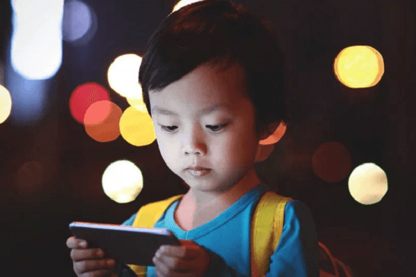 Sự thật về việc trẻ xem điện thoại, tivi nhiều tăng nguy cơ mắc bệnh tim