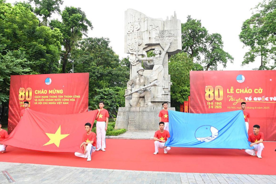 Lễ chào cờ 'Tôi yêu Tổ quốc tôi' diễn ra đồng loạt nhiều nơi trên cả nước