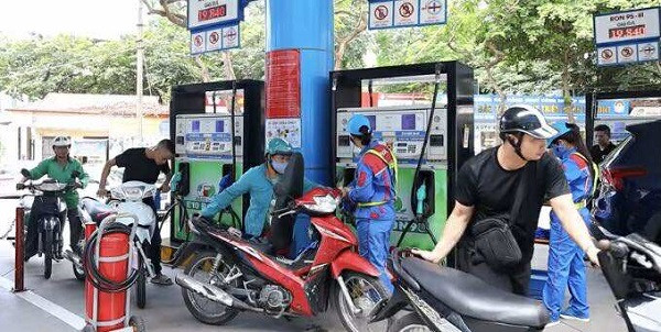 2 tuần mở bán xăng E10: Người đi xe máy đời cũ còn dè dặt!