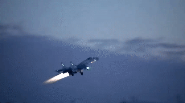 Không cần tàng hình, Su-35S vẫn trở thành ‘quái thú bầu trời’ như thế nào?