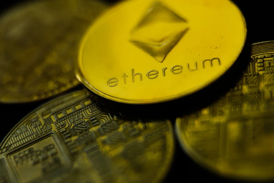 Bitcoin rơi xuống 110.779 USD, Ethereum có thể vượt 5.000 USD sau khi lập kỷ lục mới