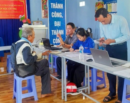 Cà Mau: Cán bộ đến tận nhà giúp người dân làm thủ tục hành chính trực tuyến