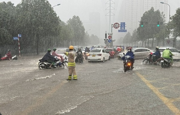 Thời tiết hôm nay (27.8): Nhiều nơi báo động lũ, Hà Nội mưa to trong ngày sơ duyệt A80