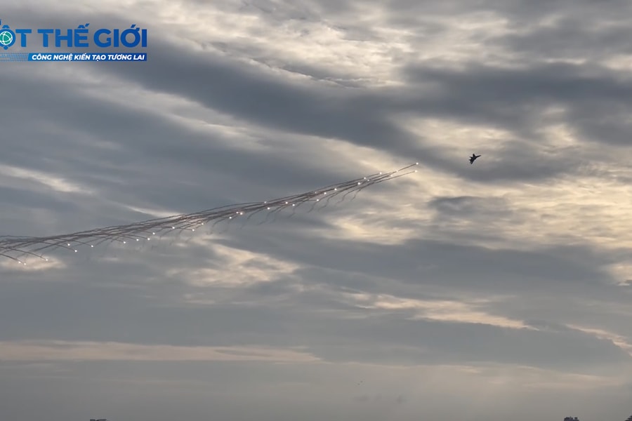 Mãn nhãn dàn 'Hổ mang chúa' Su-30MK2 thả bẫy nhiệt trên Hồ Tây
