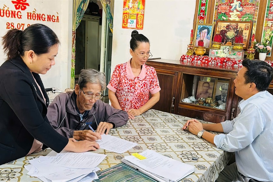 Xã Mỹ Tú (Cần Thơ) hỗ trợ người nghèo, người già yếu trong chuyển đổi số