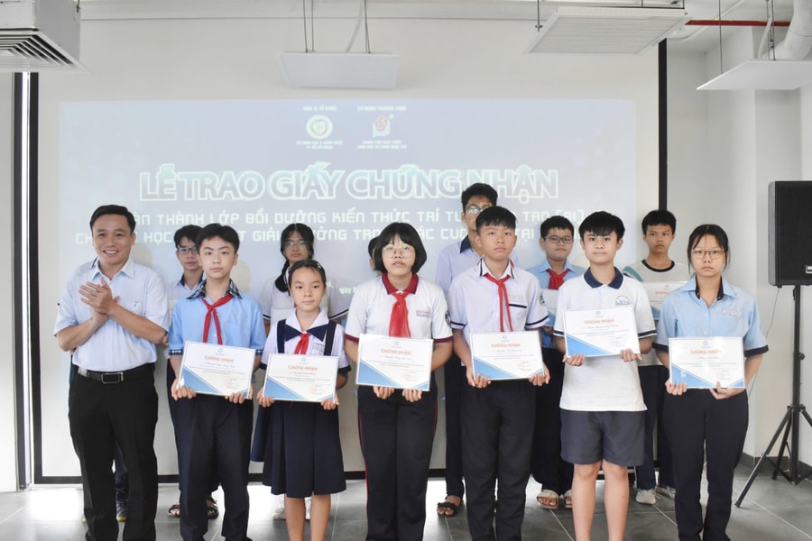 TP.HCM bế giảng khóa bồi dưỡng AI cho học sinh xuất sắc
