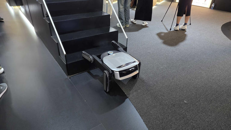 IFA 2025: Anker ra mắt robot hút bụi biết leo cầu thang