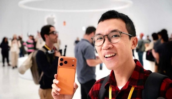 Phản ứng của những người Việt đầu tiên cầm iPhone 17 series trên tay