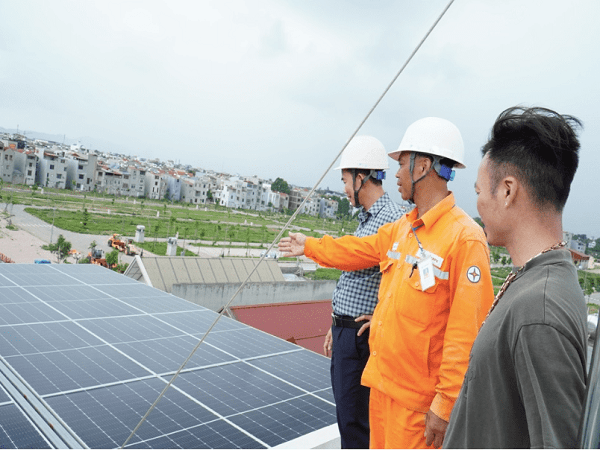 Lắp điện mặt trời mái nhà, người dân miền Bắc giảm được tiền điện thế nào?