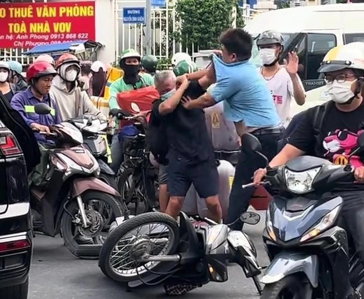 Người đánh cụ ông ở phường Sài Gòn bị đưa về trụ sở công an làm việc
