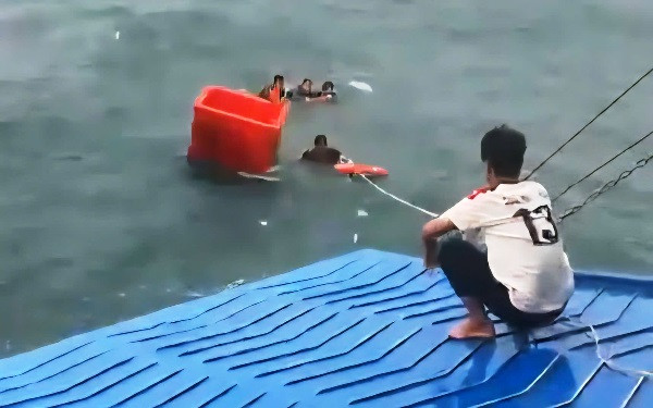 4 ngư dân thoát nạn nhờ tàu cao tốc, phà biển Rạch Giá