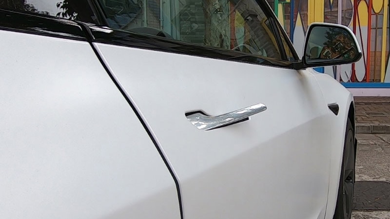 Tesla bị điều tra vì lỗi tay nắm cửa điện tử khóa chặt hành khách bên trong